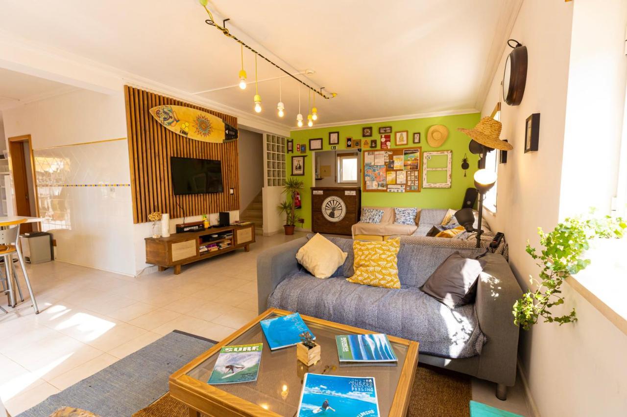 Pineapple Surf House Hostel อาโตเกีย ดา บาเลยา ภายนอก รูปภาพ