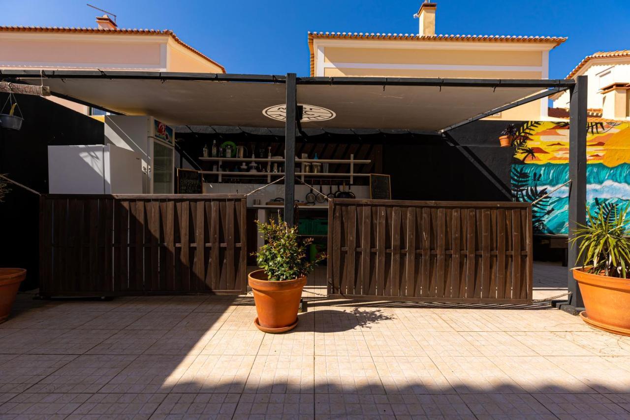 Pineapple Surf House Hostel อาโตเกีย ดา บาเลยา ภายนอก รูปภาพ